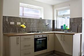 Green Corner House Sleeps 6 & Free Parking