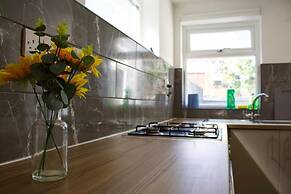 Green Corner House Sleeps 6 & Free Parking