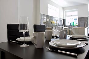 Green Corner House Sleeps 6 & Free Parking
