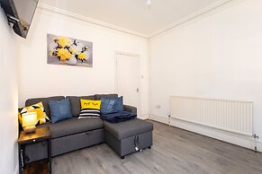 Green Corner House Sleeps 6 & Free Parking