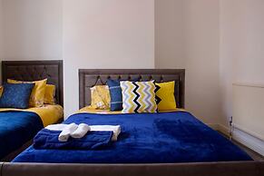 Green Corner House Sleeps 6 & Free Parking