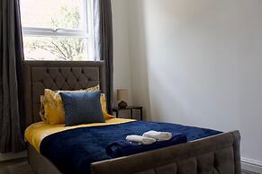Green Corner House Sleeps 6 & Free Parking