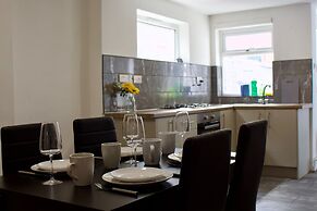 Green Corner House Sleeps 6 & Free Parking