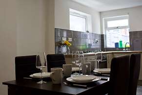 Green Corner House Sleeps 6 & Free Parking