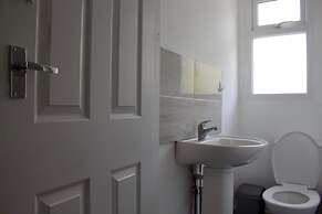 Green Corner House Sleeps 6 & Free Parking