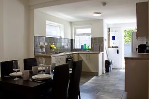 Green Corner House Sleeps 6 & Free Parking