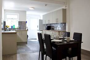 Green Corner House Sleeps 6 & Free Parking