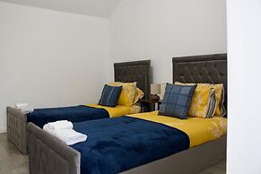 Green Corner House Sleeps 6 & Free Parking