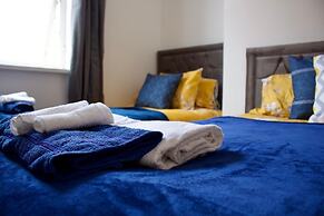 Green Corner House Sleeps 6 & Free Parking