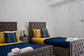 Green Corner House Sleeps 6 & Free Parking