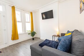 Green Corner House Sleeps 6 & Free Parking