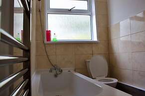 Green Corner House Sleeps 6 & Free Parking