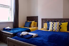 Green Corner House Sleeps 6 & Free Parking