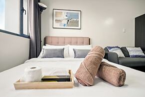 Room-sleek Studio With City Views on the