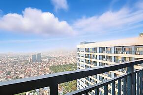 Room-sleek Studio With City Views on the