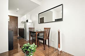 Room-sleek Studio With City Views on the