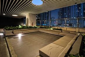 Room-sleek Studio With City Views on the