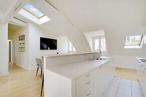 Apt a/c 3br/6p - Saint-lazare/les Champs Elysee