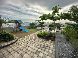 Golden Loft With Mood Lighting,stylish Staycation Loft Fast Wi-fi, Sof
