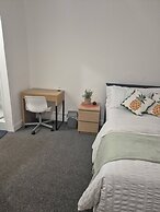 Spacious Large 4BR Home Train Station University