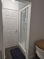 Spacious Large 4BR Home Train Station University