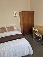 Spacious Large 4BR Home Train Station University