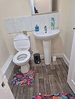 Spacious Large 4BR Home Train Station University