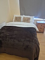 Spacious Large 4BR Home Train Station University