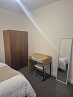 Spacious Large 4BR Home Train Station University