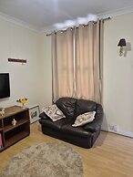 Spacious Large 4BR Home Train Station University