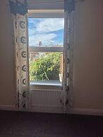 Spacious Large 4BR Home Train Station University