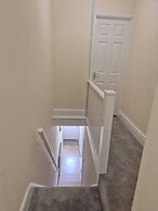 Spacious Large 4BR Home Train Station University
