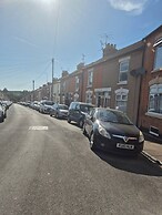 Spacious Large 4BR Home Train Station University