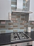 Spacious Large 4BR Home Train Station University