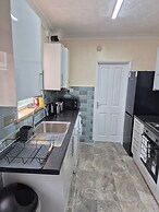 Spacious Large 4BR Home Train Station University