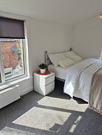Spacious Large 4BR Home Train Station University