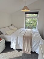 Spacious Large 4BR Home Train Station University