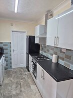 Spacious Large 4BR Home Train Station University