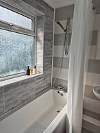 Spacious Large 4BR Home Train Station University