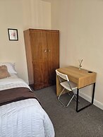 Spacious Large 4BR Home Train Station University
