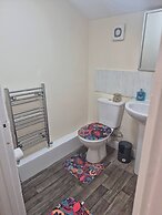 Spacious Large 4BR Home Train Station University