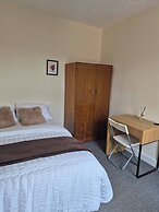 Spacious Large 4BR Home Train Station University