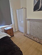 Spacious Large 4BR Home Train Station University