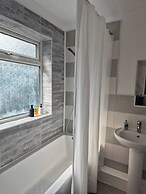 Spacious Large 4BR Home Train Station University