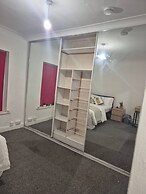 Spacious Large 4BR Home Train Station University