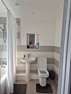 Spacious Large 4BR Home Train Station University