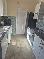 Spacious Large 4BR Home Train Station University