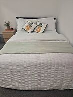 Spacious Large 4BR Home Train Station University