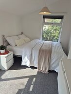 Spacious Large 4BR Home Train Station University