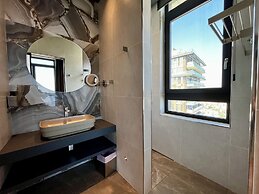 128 LIM - 2106 Stay Only Tower Suite